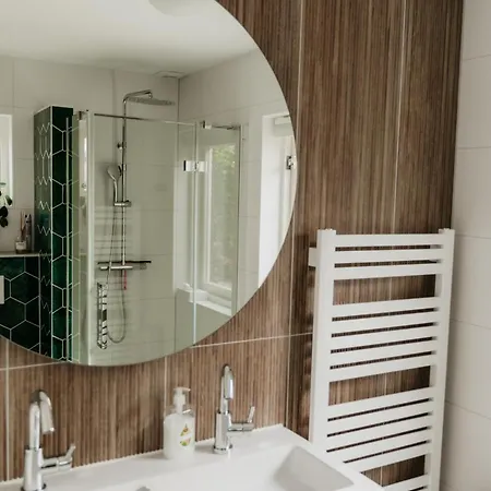 度假居 Met Ruime Tuin En Hottub *