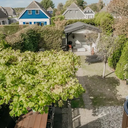 Met Ruime Tuin En Hottub