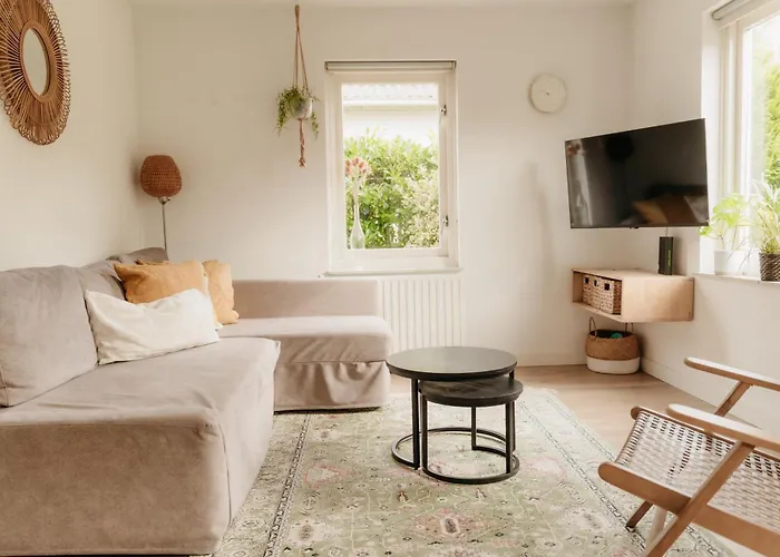 Met Ruime Tuin En Hottub بيت للعطل *