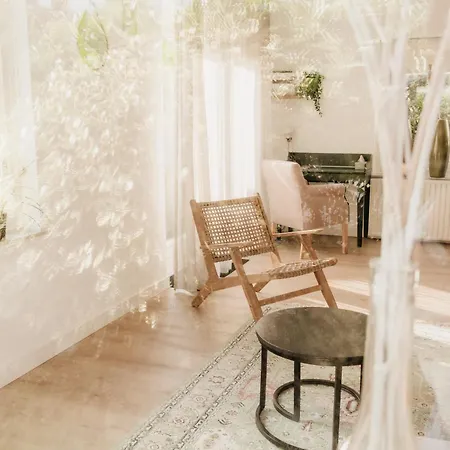 Met Ruime Tuin En Hottub Ferienhaus